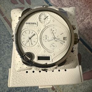 Diesel white watch. Strap a little worn. Needs batteries.